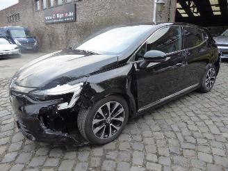 damaged passenger cars Renault Clio Techno 2023/6