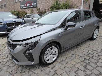 krockskadad bil auto Renault Clio Evolution Hybrid 2024/12