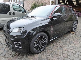 krockskadad bil auto Renault 5 5 E-Tech Electric 150 Comfort Range Iconic Five 2024/11