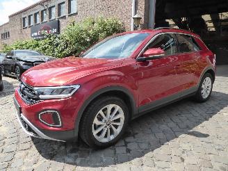 Schadeauto Volkswagen T-Roc Life 2024/8