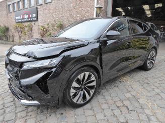 damaged passenger cars Renault  Rafale 200 E-Tech Full Hybrid Techno 2026/3