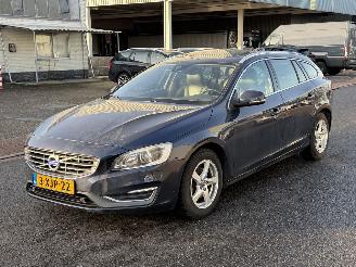 krockskadad bil auto Volvo V-60 2.0 D4 Summum Dak Clima PDC 2014/8