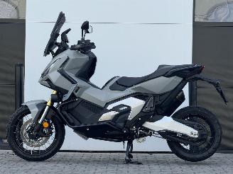 krockskadad bil motor Honda  X‑ADV 750 Akrapovic Beugels Handvatverwarming 2025/4