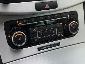 Volkswagen Passat 1.6 TDI Highline Leer Navi Clima PDC picture 12