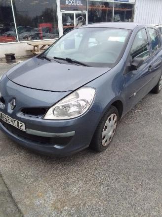 damaged passenger cars Renault Clio  2006/6