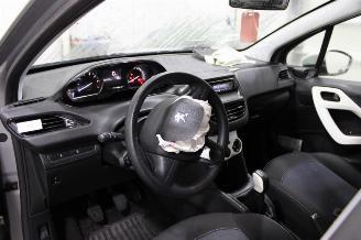 Peugeot 208  picture 9