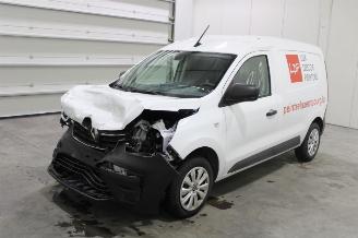 krockskadad bil auto Renault Express  2023/2