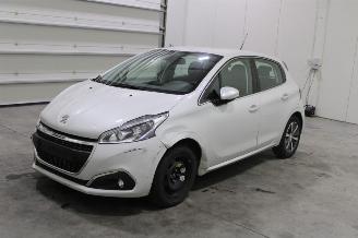 damaged passenger cars Peugeot 208  2019/12