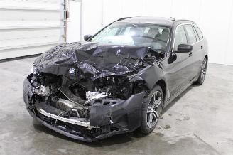 damaged passenger cars BMW 5-serie 520 2023/4
