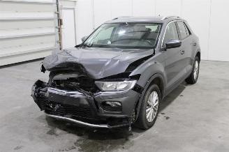 damaged passenger cars Volkswagen T-Roc  2019/4