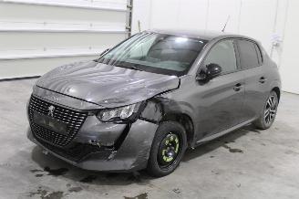 Damaged car Peugeot 208  2022/4