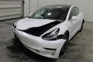 uszkodzony samochody osobowe Tesla Model 3  2020/3