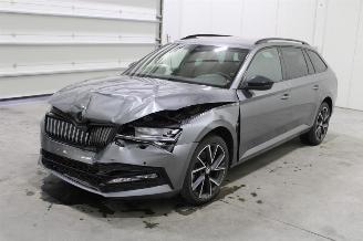 krockskadad bil auto Skoda Superb  2023/4
