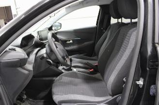 Peugeot 208  picture 11