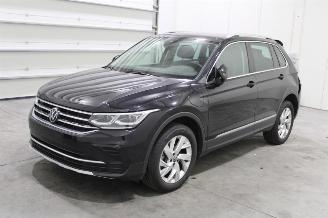 krockskadad bil auto Volkswagen Tiguan  2023/4