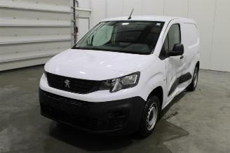 krockskadad bil auto Peugeot Partner  2023/4