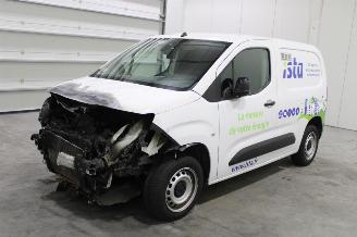 krockskadad bil auto Peugeot Partner  2022/3