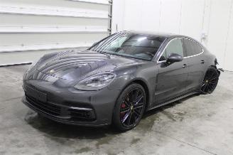 krockskadad bil auto Porsche Panamera  2019/4