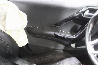 Peugeot 208  picture 21