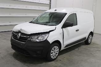krockskadad bil auto Renault Express  2024/2