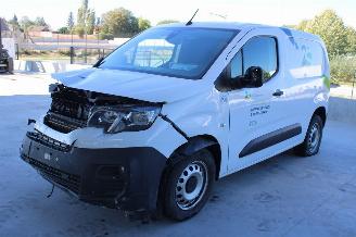 Damaged car Peugeot Partner  2023/7