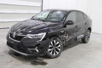 damaged passenger cars Renault Arkana  2023/4