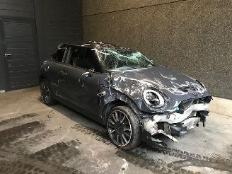 Coche siniestrado Mini Cooper S 3-Drs (F56) Hatchback 2015 2.0 16V Cooper S Hatchback 2Dr Benzine 1.998cc 141kW (192pk) FWD 2015/10