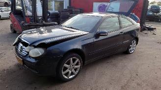 Vrakbiler auto Mercedes C-klasse C220 CDI 611962 Blauw 189 onderdelen 2004/5