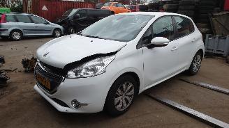 disassembly passenger cars Peugeot 208 2013 1.4 HDI 8HR 8H01 Wit EWPB onderdelen 2013/11