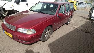Uttjänta bilar auto Volvo V-70 1997 2.5 10v B5252S Rood 418 onderdelen 1997/2