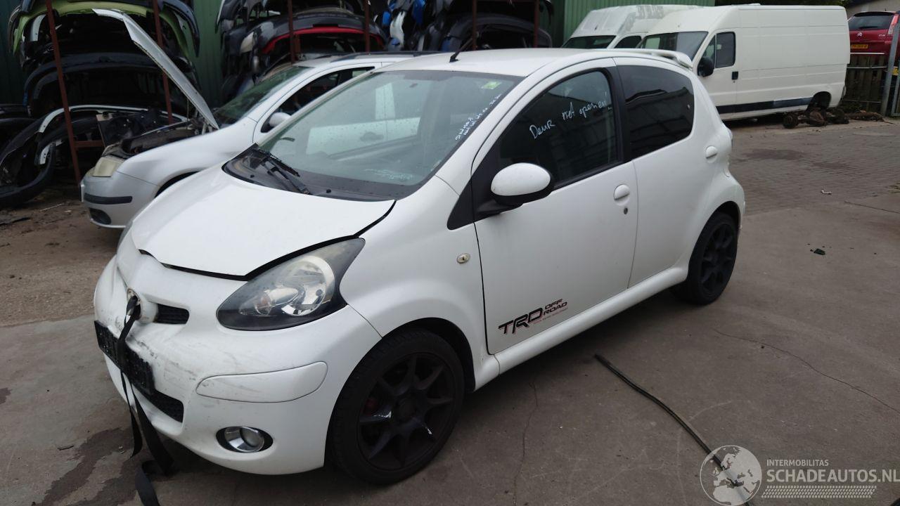 Toyota Aygo 2010 1.0 12v 1KRFE Wit 068 onderdelen
