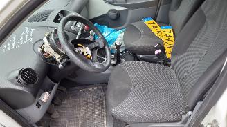 Toyota Aygo 2010 1.0 12v 1KRFE Wit 068 onderdelen picture 12