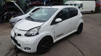 Démontage voiture Toyota Aygo 2010 1.0 12v 1KRFE Wit 068 onderdelen 2010/1