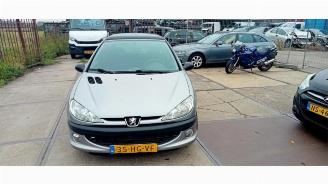 Vrakbiler auto Peugeot 206 206 (2A/C/H/J/S), Hatchback, 1998 / 2012 1.6 16V 2001/7
