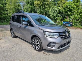 Damaged car Renault Kangoo BlueDCI 95 5 Stoelen 2023/5