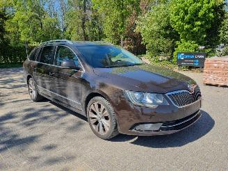 krockskadad bil auto Skoda Superb 1.6 TDI DSG Aut Pano Stoelverw. 2015/4