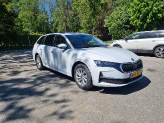 Voiture accidenté Skoda Octavia 1.5 TSI Aut MHEV Business Edition Led 2025/4