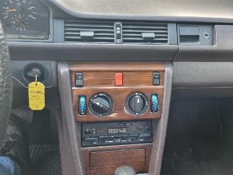 Mercedes E-klasse 250d Aut. W124 Schuifdak picture 17