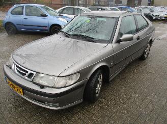 krockskadad bil auto Saab 9-3 2.0t se coupe 2001/9