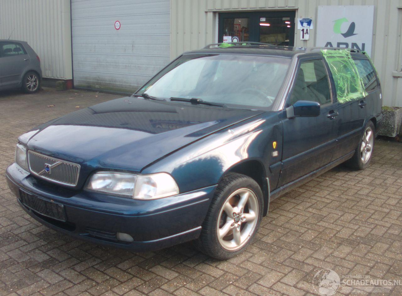 Volvo V-70 