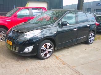 Damaged car Renault Scenic bose 7 persoons 2011/3