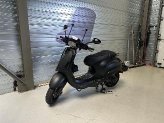 Schade scooter Vespa  SPRINT S CUSTOM MADE | LED MATRIX FULL OPTIONS MET BEUGELS 2023/8