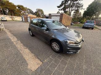 Unfallwagen Volkswagen Golf 1.0 TSI 110PK 6-bak NAVI /CLIMA/CARPLAY/LED 2017/9