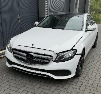 uszkodzony samochody osobowe Mercedes E-klasse LED / CAMERA / NAVIGATIE / AMG VELGEN VOLLEDIG RIJDBAAR 2016/9