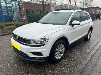 Damaged car Volkswagen Tiguan 1.4 TSI ACT/PANO/LEDER/CAMERA/TREKHAAK/VOL 2016/11