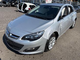 Coche siniestrado Opel Astra  2014/1