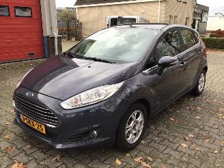 uszkodzony samochody osobowe Ford Fiesta FIESTA 1.6 TDCI LEASE TITANIUM ZEER LICHTE SCHADE 2013/10