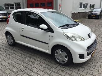 Peugeot 107 1.0 -12V SUBLIME zeer lichte schade weinig km met airco picture 2
