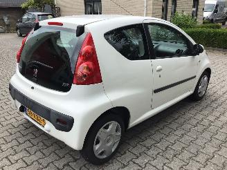 Peugeot 107 1.0 -12V SUBLIME zeer lichte schade weinig km met airco picture 3