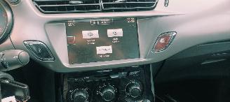 Citroën C3 1.2 Benzine 82pk Airconditioning CruiseControl Leren-Stuurwiel Mistlampen Led-Dagrijverlichting 4x elektrische ruiten Radio Multikleuren display MirrorLink Apple CarPlay mistlampen Parkeersensoren picture 19